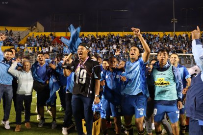 Jugadores de Macará festejaron la clasificación a la Copa Sudamericana 2026