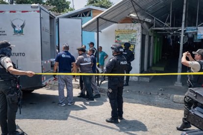 El cuerpo de Loor fue levantado de la escena y trasladado al Centro Forense de Manta
