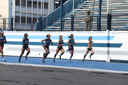 Destacadas atletas de Fedeguayas realizaron una carrera de exhibición.
