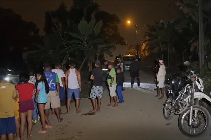 Curiosos y vecinos se congregan en el barrio Los Ángeles tras el asesinato de Gilbert Loza, vendedor informal atacado a quemarropa en plena vía pública.