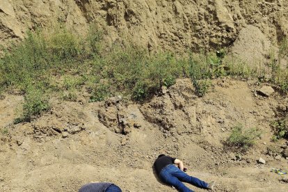 Dos de los cuerpos quedaron cerca de vegetación y de la zona de cantera, según informaron las autoridades