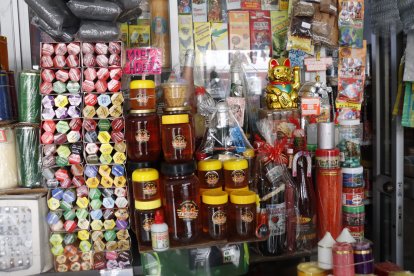 Productos como la miel de abeja se venden en el puesto de Marlene Cóndor.