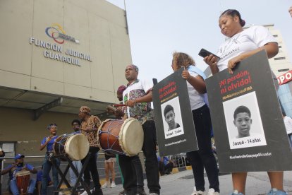 En los exteriores de la Unidad Penal del Albán Borja se concentraron personas que exigían justicia.2025-12-22 PERIODISTA ANNY BAZAN FOTOGRAFO CHRISTIAN VINUEZA AG-PERIODISTA AG-GRANASA AG-EXTRA