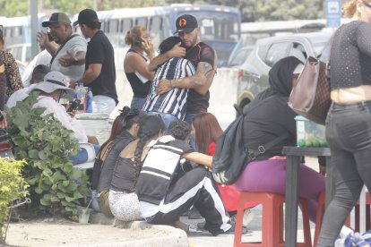 Familiares de Anthony, uno de los menores asesinados, lloraban afuera de la morgue.