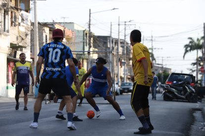 Los partidos se juegan con balón artesanal de índor.