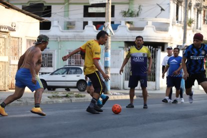 Los jugadores no usan uniforme ni distintivos, deben estar atentos a quién le pasan la pelota.