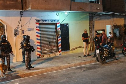 Paco estaba laborando en el interior de su local cuando fue sorprendido, en Salinas.