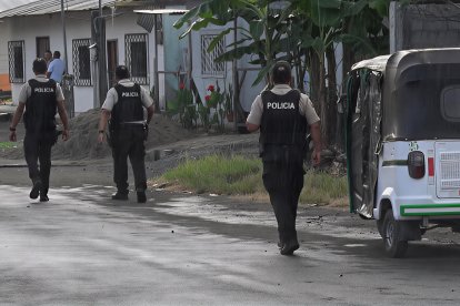 Agentes patrullan las calles del barrio San Francisco tras el ataque armado que dejó un hombre muerto y un niño herido, en medio de una creciente ola de violencia.