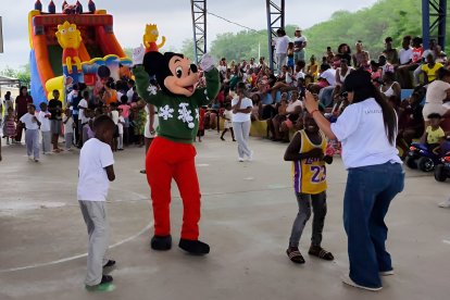 Niños, familias y voluntarios compartieron una jornada navideña llena de juegos, personajes y alegría, como parte del proyecto Sanando Heridas impulsado por la Fundación Hellen Quiñónez.
