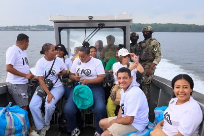 Integrantes de la Fundación Hellen Quiñónez y personal de la Armada del Ecuador navegan hacia Palma Real, llevando ayuda humanitaria.