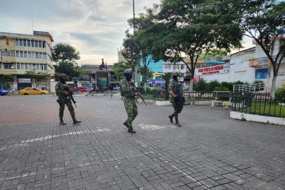 Militares patrullan zonas urbanas de Esmeraldas como parte del refuerzo de seguridad tras hechos violentos recientes.