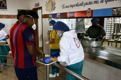 Durante la hora de almuerzo.