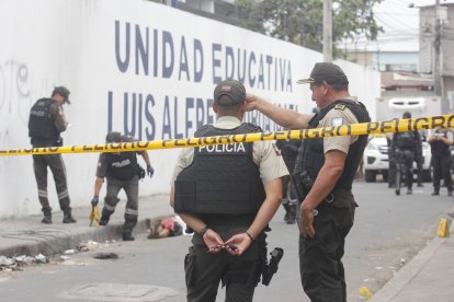 La Policía recogió indicios balísticos en el lugar del crimen.