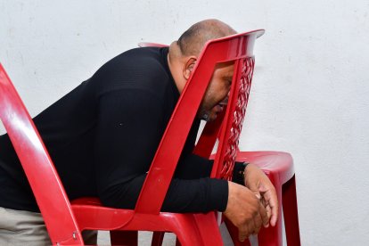 Antes de iniciar la vigilia, Luis ora arrodillado.