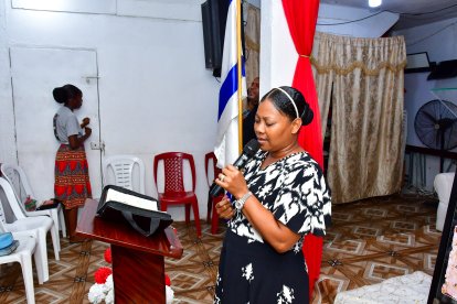 Katty Bustos agradece a Dios. Tiene aproximadamente tres meses de embarazo.