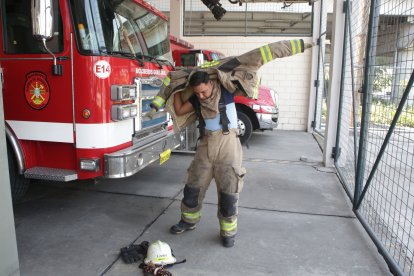 El rescatista Fabián Zúñiga muestra cómo se alista para atender una emergencia en Guayaquil.