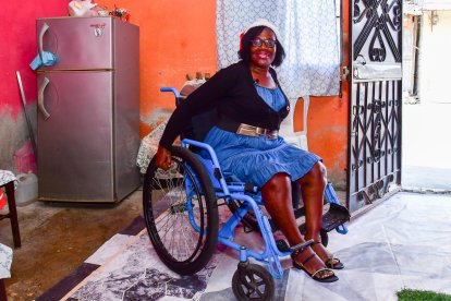 Marieta sale en la silla de ruedas. Cuenta que era un regalo para su madre y que llegó pocos días después de su deceso. 