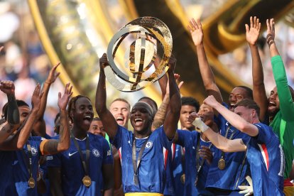 Moisés Caicedo levanta el título del Mundial de Clubes 2025.