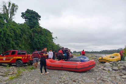 Equipos de rescate del Cuerpo de Bomberos se movilizan en el río Blanco, zona donde Nubia Varela desapareció tras salvar a sus sobrinos. Foto referencial.