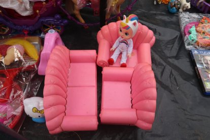 Pequeño juguete de juego de muebles disponible en el mall del piso por $ 1.50.