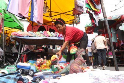 Pilar Bueno enseña la casita de juguete que vende a dólar cincuenta.