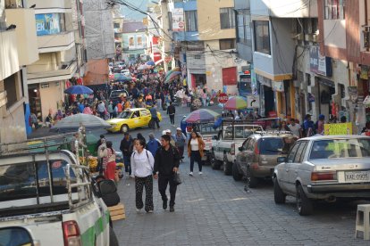 Las calles del centro de Ambato lucen abarrotadas por las compras de última hora y el comercio informal.