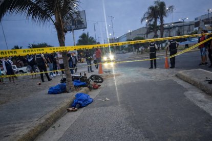 Los cuerpos quedaron en la fría calzada, en las cercanías del redondel de Playita Mía, en Manta