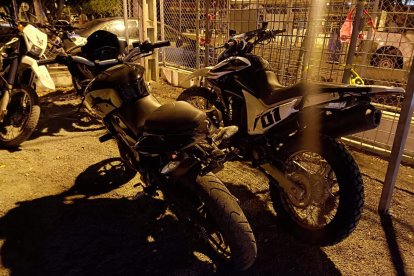 Las autoridades hallaron motocicletas en el inmueble donde se desarrolló el operativo