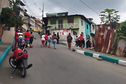 Vista del barrio 12 de Junio, en Esmeraldas, minutos después del ataque armado que dejó dos policías muertos y cinco civiles heridos en plena Navidad.