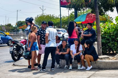 Familiares de Alejandro Javier Vélez Díaz acudieron ayer a la morgue de Guayaquil, para realizar los trámites tras su fallecimiento.