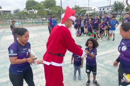 A la premiación por el título 2025 llegó Papa Noel y repartió regalos y algo de esperanza.