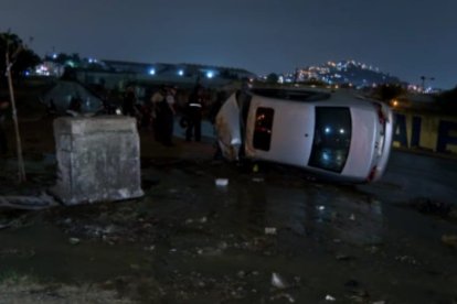 El carro impactó a la moto y luego se volcó. Agentes de la ATM y de la CTE arribaron al lugar.
