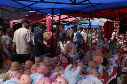 Las extensa marea de personas intentaban avanzar para recorrer la mayor parte del ‘mall del piso’.