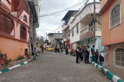 Agentes policiales y moradores se congregan en el sector El Bananero, tras el ataque armado que dejó tres muertos y varios heridos en plena Navidad.