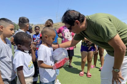 Pancho Cevallos se dio tiempo para darle concejos a los chicos.