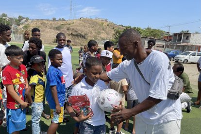 El entrenador Ismael Nazareno entregando los regalos de Navidad.