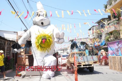 La escultura de los personajes de la película 'Los cazafantasmas' se levanta en la calle Alcedo.