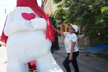 Ella es una de las artesanas. Cuenta que su familia se dedica a esta tarea hace 10 años.