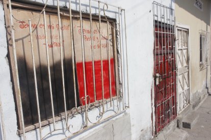 En la vivienda donde fueron baleados los primos, la ventana tiene mensajes cristianos.
