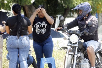 Familiares del adolescente asesinado acudieron a la morgue para retirar el cuerpo.