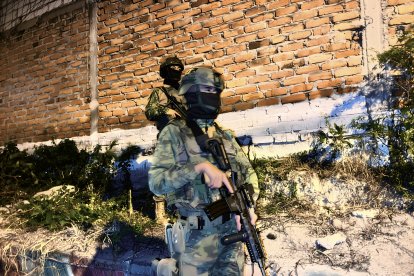 Personal policial fuertemente armado realiza patrullaje nocturno en zonas urbanas de San Lorenzo, tras una jornada marcada por hechos violentos.