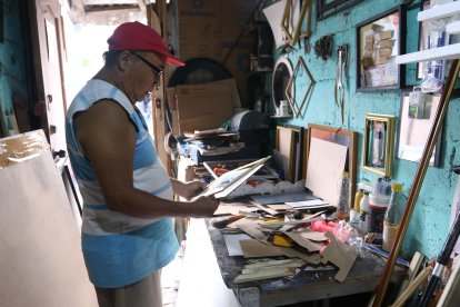 Rubén trabaja en el portal de su casa, haciendo obras de ebanistería.