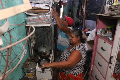 En el angosto zaguán viven, duermen y cocinan.