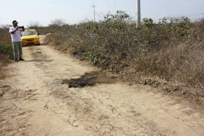 El cuerpo yacía calcinado en este camino de tercer orden en donde hay huellas de la incineración
