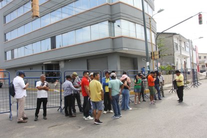 En las afueras de la Unidad Judicial Penal los simpatizantes de Glas siguieron de cerca las incidencias de la audiencia