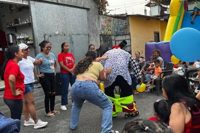 Madres de familia también vivieron un rato ameno en la fiesta gracias al payaso.