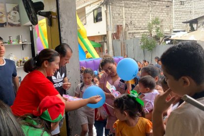 La doctora Paquita (rojo) mientras repartía alegre los juguetes a los niños presentes.