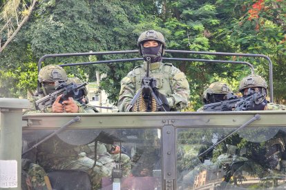 Militares patrullan en vehículo táctico por zonas urbanas de San Lorenzo, reforzando la seguridad ante recientes hechos violentos y circulación de material no verificado.