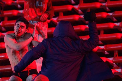 Peleas entre barras empañaron la llave entre Independiente y Universidad de Chile en la Copa Sudamericana.