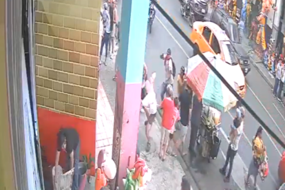 Video muestra cómo un hombre escapa de un atraco frente a sus hijos en la tradicional calle 6 de Marzo de Guayaquil.